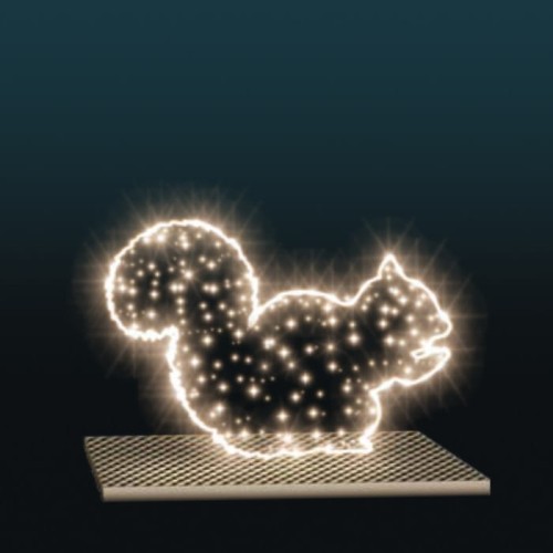 Dekoracja świetlna LED w formie wiewiórki na ciemnym tle, nowoczesny fotopunkt z gęstymi punktami świetlnymi tworzącymi efekt skrzącego śniegu, przeznaczony do parków, przestrzeni miejskich i instalacji plenerowych.