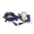 Zielono-czarna girlanda ogrodowa z gniazdami E27 i żarówką LED A60 0,5W 2100K z serii Soft Glow. Żarówka emituje ciepłe światło.