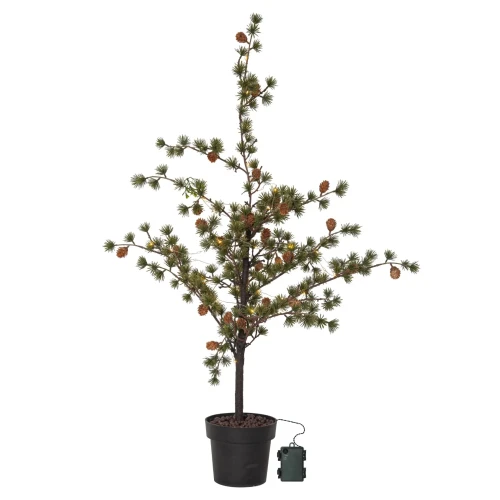 Choinka w donicy z brązowymi szyszkami i drobnym oświetleniem LED, zasilana na baterie, na białym tle.