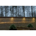 Siatka LED Gwiazdki 4,8 × 0,4 m na ogrodzeniu tarasu, tworząca nastrojową dekorację świetlną ogrodu.