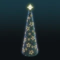 Wysoka stożkowa choinka 6,8 metra z gęstym zielonym igliwiem, udekorowana świecącymi gwiazdkami neon LED w ciepłej barwie i drobnymi kolorowymi punktami świetlnymi, zakończona neonową gwiazdą na szczycie.