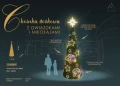 Stożkowa choinka o wysokości 4,8 m ozdobiona świecącymi postaciami Mikołajów i gwiazdkami NEON LED w stylu neonowym, osadzona na stalowej konstrukcji i pokryta gęstym sztucznym igliwiem.