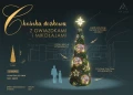 Stożkowa choinka o wysokości 5,8 m ozdobiona świecącymi postaciami Mikołajów i gwiazdkami NEON LED w stylu neonowym, osadzona na stalowej konstrukcji i pokryta gęstym sztucznym igliwiem.