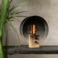 Lampa stołowa z dekoracyjną żarówką LED z dymionym szkłem ustawiona na drewnianej podstawie z metalowym reflektorem w nowoczesnej aranżacji wnętrza z rośliną.