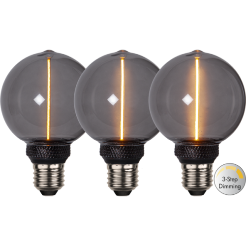 Trzy dekoracyjne żarówki LED E27 z dymionym szkłem i pionowym filamentem LED pokazujące trzy poziomy jasności światła z funkcją 3-Step Dimming.