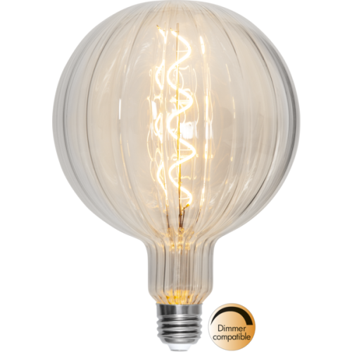 Dekoracyjna żarówka LED E27 z ryflowanym szkłem i spiralnym filamentem emitującym ciepłe światło na białym tle. Ozdobne źródło światła do eleganckich lamp i nowoczesnych wnętrz.