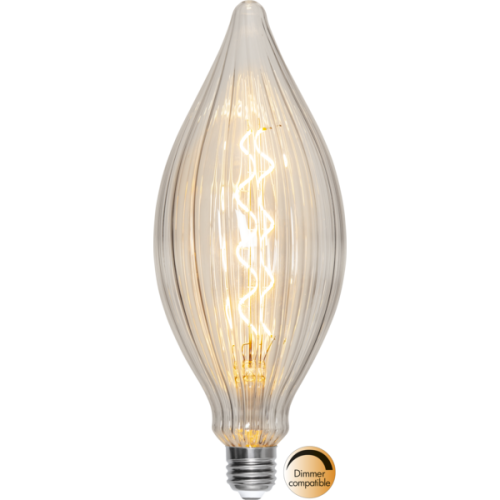 Dekoracyjna żarówka LED E27 w wydłużonym kształcie z ryflowanym szkłem i spiralnym filamentem emitującym ciepłe światło na białym tle. Stylowe źródło światła do lamp designerskich.