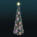 Wysoka choinka stożkowa 7,8 m o konstrukcji z gęstym zielonym igliwiem, udekorowana neonowymi postaciami Mikołajów, bałwanków i gwiazdek LED, zakończona jasną świetlną gwiazdą na szczycie.