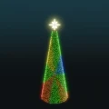 Stożkowa choinka LED 5,8 metra pokryta gęstym igliwiem z dynamicznym oświetleniem RGBW w kolorach zielonym, niebieskim, pomarańczowym i czerwonym, zakończona jasną, świecącą gwiazdą na szczycie.