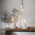 Aranżacja z żarówkami LED E27 w różnych kształtach, przezroczyste szkło i ciepłe światło we wnętrzu.