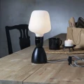 Żarówka LED E27 w lampie stołowej, miękkie światło idealne do relaksu, czytania i budowania nastrojowej atmosfery.