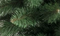 Fragment zielonych gałęzi choinki wykonanych z tworzywa PVC, pokazujący realistyczną teksturę i gęstość igliwia.