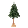 Sztuczna choinka o wysokości 220 cm z gęstym zielonym igliwiem i naturalnym pniem, ustawiona na białym tle z jutowym workiem w podstawie.