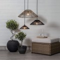 Trzy wiszące lampy z ażurowymi kloszami w stylu rattanowym, różne rozmiary, ciepłe światło LED, aranżacja wnętrza z roślinami doniczkowymi i naturalnymi materiałami.