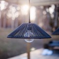 Czarny klosz lampy o stożkowym kształcie z ażurowej konstrukcji, zawieszony na przewodzie nad żarówką LED, dekoracyjne oświetlenie do girlandy na zewnątrz.