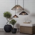 Trzy wiszące lampy z ażurowymi kloszami w stylu rattanowym, różne rozmiary, ciepłe światło LED, aranżacja wnętrza z roślinami doniczkowymi i naturalnymi materiałami.