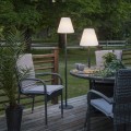 Lampa stołowa ogrodowa KRETA z białym kloszem w kształcie ściętego stożka, czarnym smukłym słupkiem i okrągłą podstawą.
