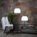 Lampa RHODOS z dekoracyjnym białym kloszem o warstwowej formie oraz prostą czarną podstawą.