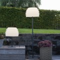 Nowoczesna lampa podłogowa LED z białym kloszem i wysoką czarną podstawą, do zastosowania wewnątrz i na zewnątrz.