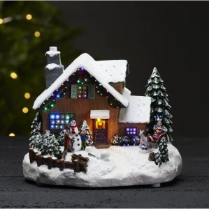 Świąteczna scenka LED Winterville ośnieżony domek z figurkami i kolorowym podświetleniem