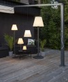 Stojąca lampa ogrodowa KRETA z białym stożkowym kloszem, czarną pionową nogą i okrągłą podstawą.