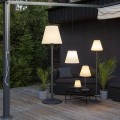 Lampa ogrodowa stojąca KRETA o wysokości 150 cm, z czarną smukłą podstawą i białym kloszem w kształcie ściętego stożka.