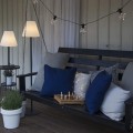 Lampa ogrodowa stojąca KRETA o wysokości 150 cm, z czarną smukłą podstawą i białym kloszem w kształcie ściętego stożka.