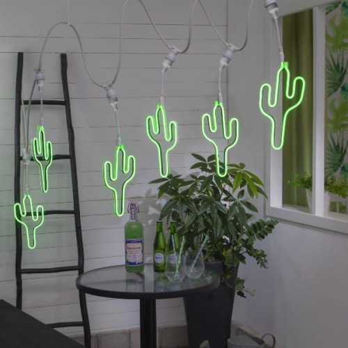 Neonowa dekoracja LED w kształcie kaktusa w kolorze zielonym, zawieszona na białej girlandzie świetlnej E27 w jasnym wnętrzu. Dekoracyjne światło tworzy nowoczesny, wyrazisty akcent aranżacyjny.