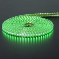 Taśma LED w kolorze zielonym, ułożona w krąg, świecąca równym światłem na czarnym tle, z widoczną poświatą.