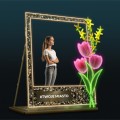 Bramka 3 Tulipany 3D LED z podświetlaną ramą i różowymi kwiatami, dekoracja wielkanocna do zdjęć z napisem #TwojeMiasto, iluminacja plenerowa na ciemnym tle.