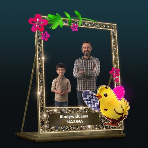 Wielkanocna ramka 2D LED ze złotą konstrukcją, podświetleniem świetlnym, dekoracyjnymi kwiatami i żółtym kurczakiem z pisanką, przestrzenna iluminacja plenerowa z miejscem na indywidualną nazwę do zdjęć.