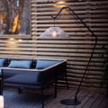 Lampa wisząca z kloszem rattanowym zawieszona na stojaku Mark w strefie wypoczynkowej na tarasie, ciepłe światło LED, nowoczesna aranżacja ogrodu.