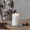 Biała świeca LED FLAMME 14 cm z realistycznym płomieniem, dekoracja wnętrza na drewnianym stole