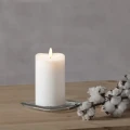 Świeca LED FLAMME biała 14 cm z realistycznym płomieniem, ujęcie z ozdobami z bawełny