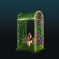 Dekoracja świetlna LED w formie altany z różami na ciemnym tle, nowoczesny element 3D z liniowym oświetleniem i ażurowymi panelami, przeznaczony do parków, przestrzeni miejskich i instalacji plenerowych.
