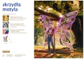 Skrzydła motyla LED dekoracyjny fotopunkt z podświetlaną konstrukcją do zdjęć, instalacja parkowa ustawiona w przestrzeni miejskiej, przyciągająca uwagę kolorowym światłem i efektowną, bajkową formą kompozycji. ID 150264.