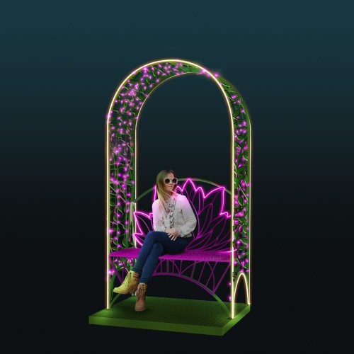 Dekoracja świetlna LED pergola z ławką na ciemnym tle, nowoczesny fotopunkt z podświetlanymi detalami i motywem liści, przeznaczony do przestrzeni miejskich, parków i instalacji plenerowych.