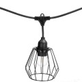 Pojedyncza oprawa girlandy CRETE z czarnym metalowym kloszem w kształcie kosza i żarówką LED, zawieszona na przewodzie, widok na białym tle.