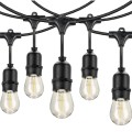Zbliżenie na czarną girlandę ogrodową z oprawkami E27 i żarówkami LED o ciepłej barwie, widoczny system modułowy i solidny przewód.