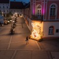 Zbliżenie iluminacji zająca LED z ażurową strukturą i świetlnym obrysem, dekoracja wielkanocna do przestrzeni publicznych i wydarzeń plenerowych.