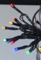 Zbliżenie na diody LED w kolorach czerwonym, zielonym, żółtym i niebieskim – lampki choinkowe Multikolor z czarnym przewodem.