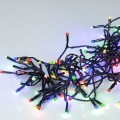 Zbliżenie na diody LED w kolorach czerwonym, zielonym, żółtym i niebieskim – lampki choinkowe Multikolor z czarnym przewodem.
