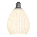Żarówka LED E27 Decoled Dream w kolorze białym, zapalona, z widocznym równomiernym rozproszeniem światła przez ryflowane szkło.