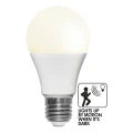 Żarówka LED E27 z włączonym światłem i ikoną informującą o czujniku ruchu oraz zmierzchu.