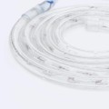 Zwinięty przezroczysty wąż świetlny LED RGB z widocznymi diodami i zakończeniem do podłączenia zasilania, na białym tle