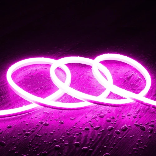 Różowy wąż LED NEON w elastycznym, falistym układzie, emitujący delikatne światło na ciemnym tle.