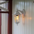 Kinkiet zewnętrzny z żarówką LED efekt płomienia, ciepłe światło tworzące klimatyczne oświetlenie elewacyjne domu.