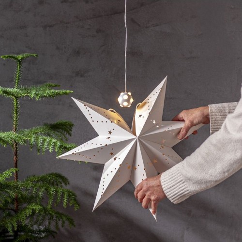 Zestaw LED na baterie z kulistą oprawką montowany wewnątrz białej gwiazdy dekoracyjnej, świąteczna aranżacja.