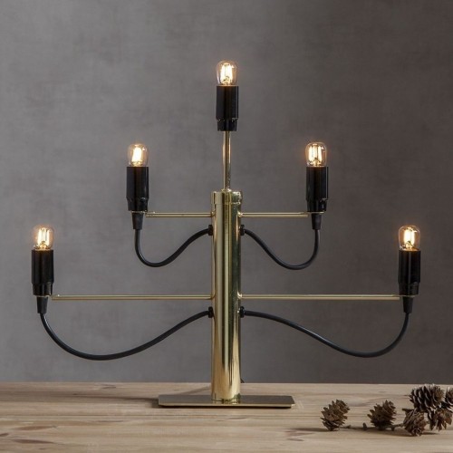 Złoty świecznik elektryczny z pięcioma żarówkami LED, ustawiony na stole obok szyszek, aranżacja wnętrzarska.