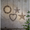 Wiszące dekoracje LED ze sztucznego ratanu w kształcie koła, serca i gwiazd, z wplecionymi ciepłymi diodami, umieszczone na jasnej ścianie.